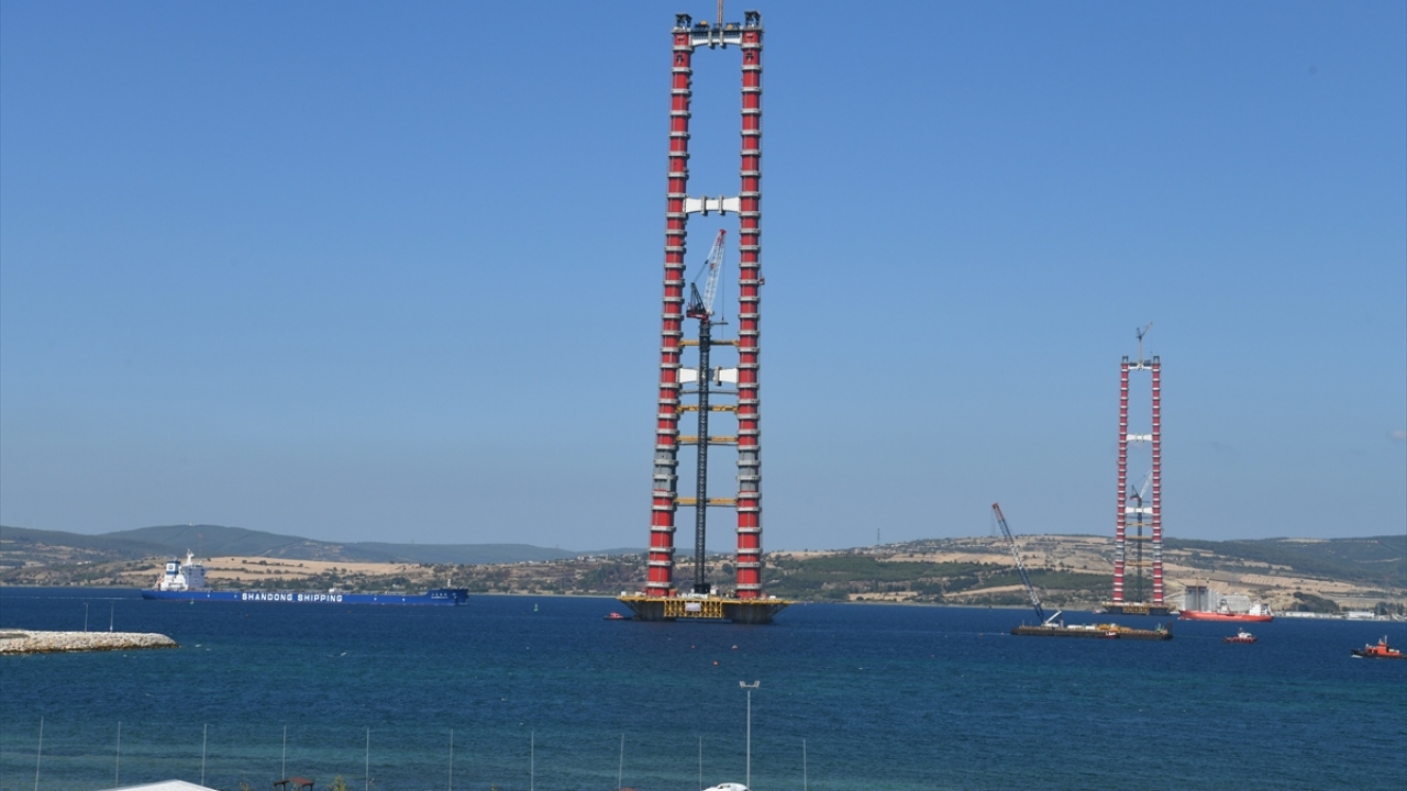 İtme sürme yöntemi ile yapım çalışmaları devam eden Asya yaklaşım viyadüğünün sağ tabliyesinin 38, sol tabliyesinin 37 metrelik bölümü bitirildi. Tabliyelerin tamamlanmasıyla köprünün karadan deniz ile bağlantısının bulunduğu nokta birleşecek.