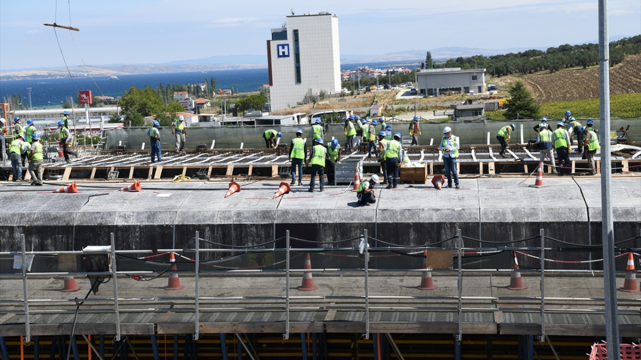 Orta açıklığı 2023 metre, 770`er metre yan açıklıklar, 365 ve 680 metrelik yaklaşım viyadükleriyle, Çanakkale Boğazı`nın ilk asma köprüsünün toplam uzunluğunun 4 bin 608 metre olması planlanıyor. 