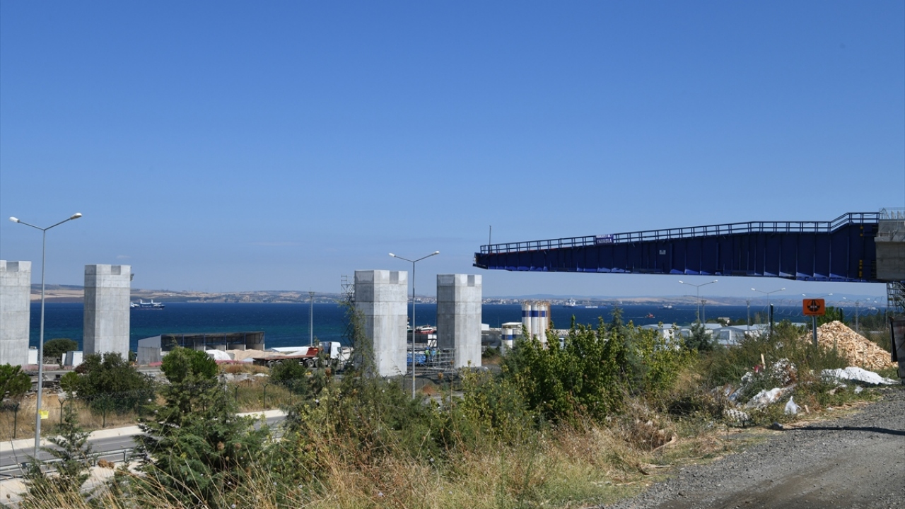 "2x3" şeritle hizmet verecek köprünün tabliyesi 45,06 metre genişlikte ve 3,5 metre yükseklikte olacak. Tabliyenin her iki tarafında bakım onarım amacıyla kullanılacak yürüme yolları bulunacak. 