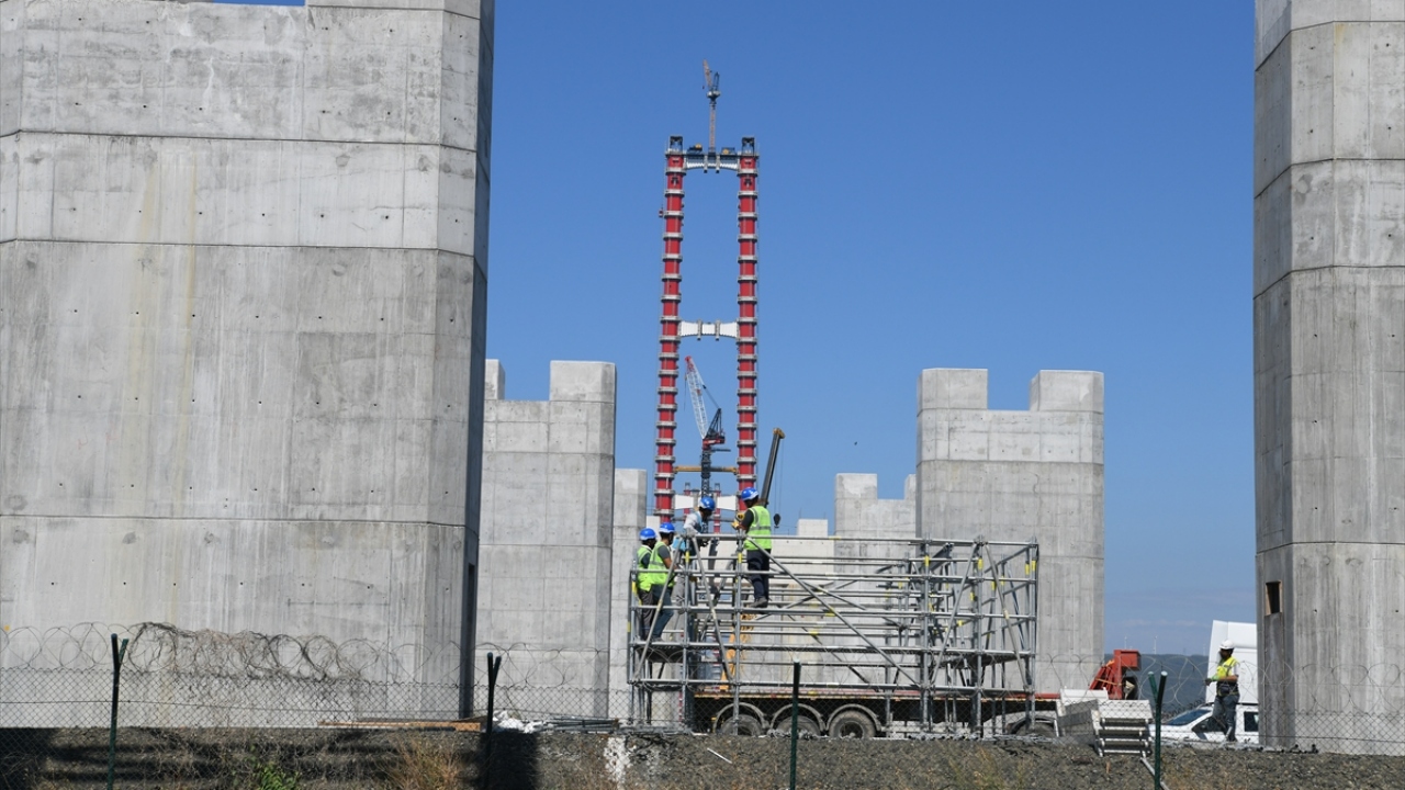 Çanakkale Deniz Zaferi`nin 107`nci yıl dönümüne rastlayan 18 Mart 2022`de açılması planlanan köprü, uluslararası bir koridorun da tamamlayıcısı olacak. Köprü, Avrupa`dan gelip Türkiye`nin dört bir yanına gidecek sürücü ve yolcular tarafından yoğun olarak 