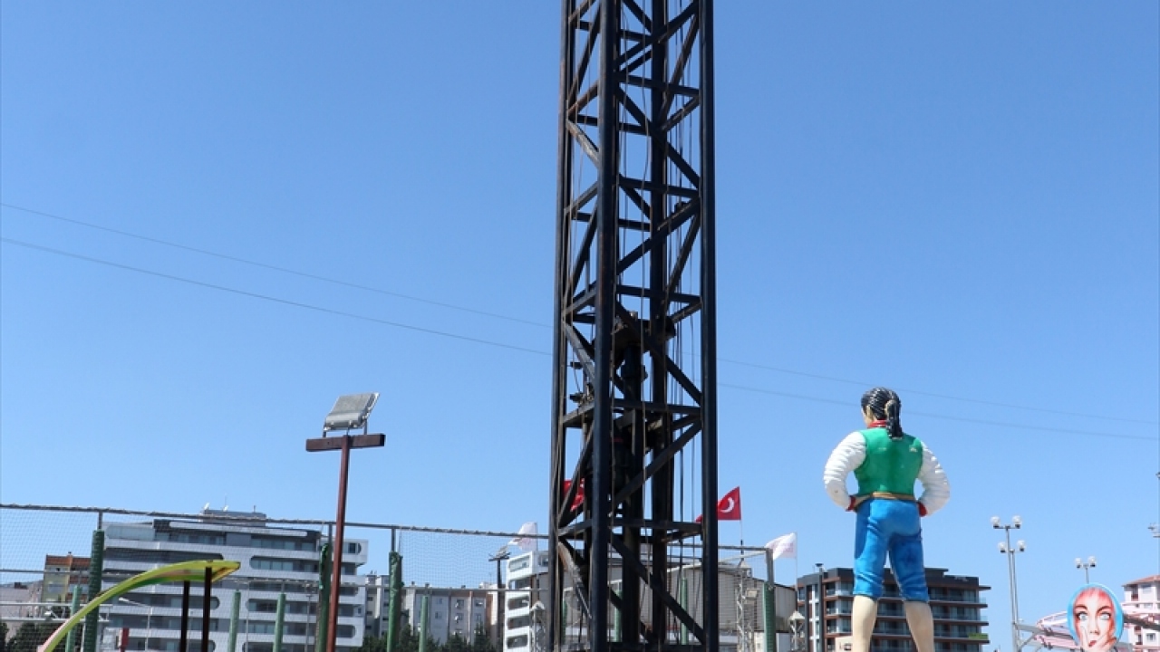 Sarnıç Mahallesi`ndeki lunaparka gelen aynı aileden bir kadın ve iki kız çocuğu, kuledeki 10 metre yükselerek hızla inen asansöre bindi.