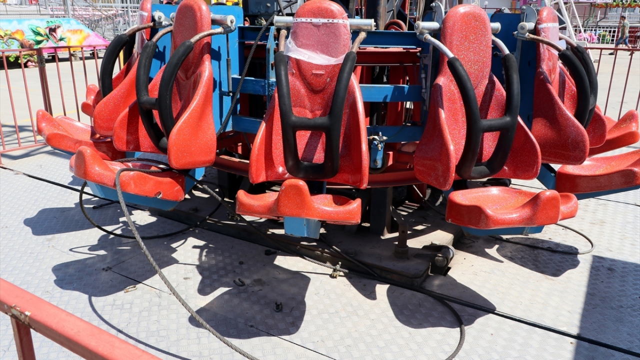 Asansörde bulunan kadın ve iki kız çocuğu, ambulansla Nevvar Salih İşgören Devlet Hastanesine kaldırıldı.