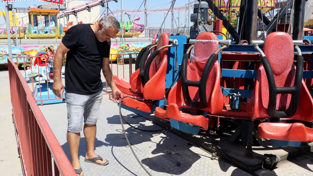 Lunaparak işletmecisi Hakkı Yakut, gazetecilere yaptığı açıklamada, olay nedeniyle çok üzüldüklerini söyledi.