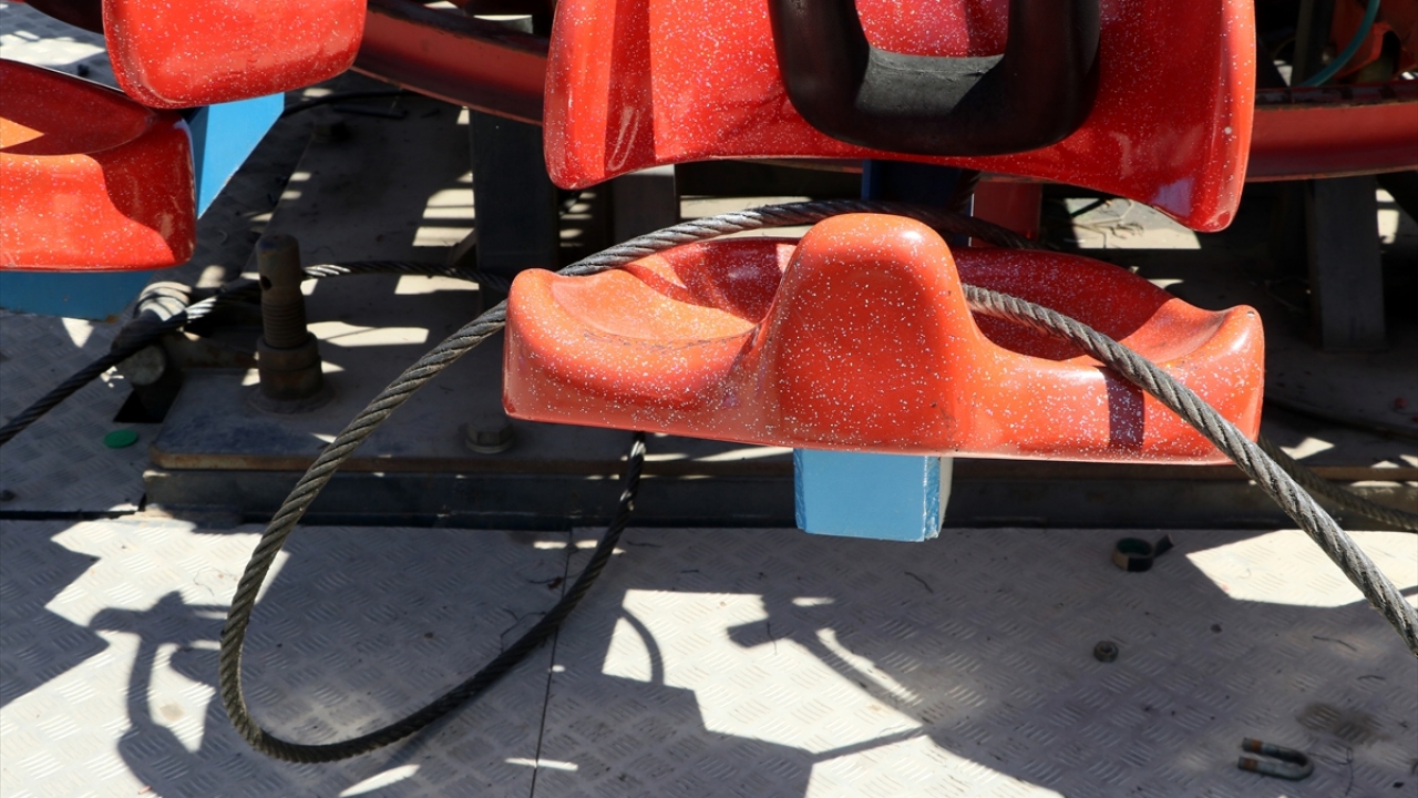 "Kule asansör"ü pandemiden hemen önce kiraladıklarını ve halatlarını değiştirdiklerini belirten Yakut, salgın nedeniyle yaklaşık 4 ay kapalı olan asansörü birkaç haftadır yeniden kullanmaya başladıklarını dile getirdi.