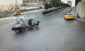 Kağıt toplayıcısı ile köpek çarpıştı: Kaza anı kamerada