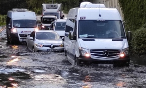 İstanbul'da yağış nedeniyle araçlar trafikte mahsur kaldı