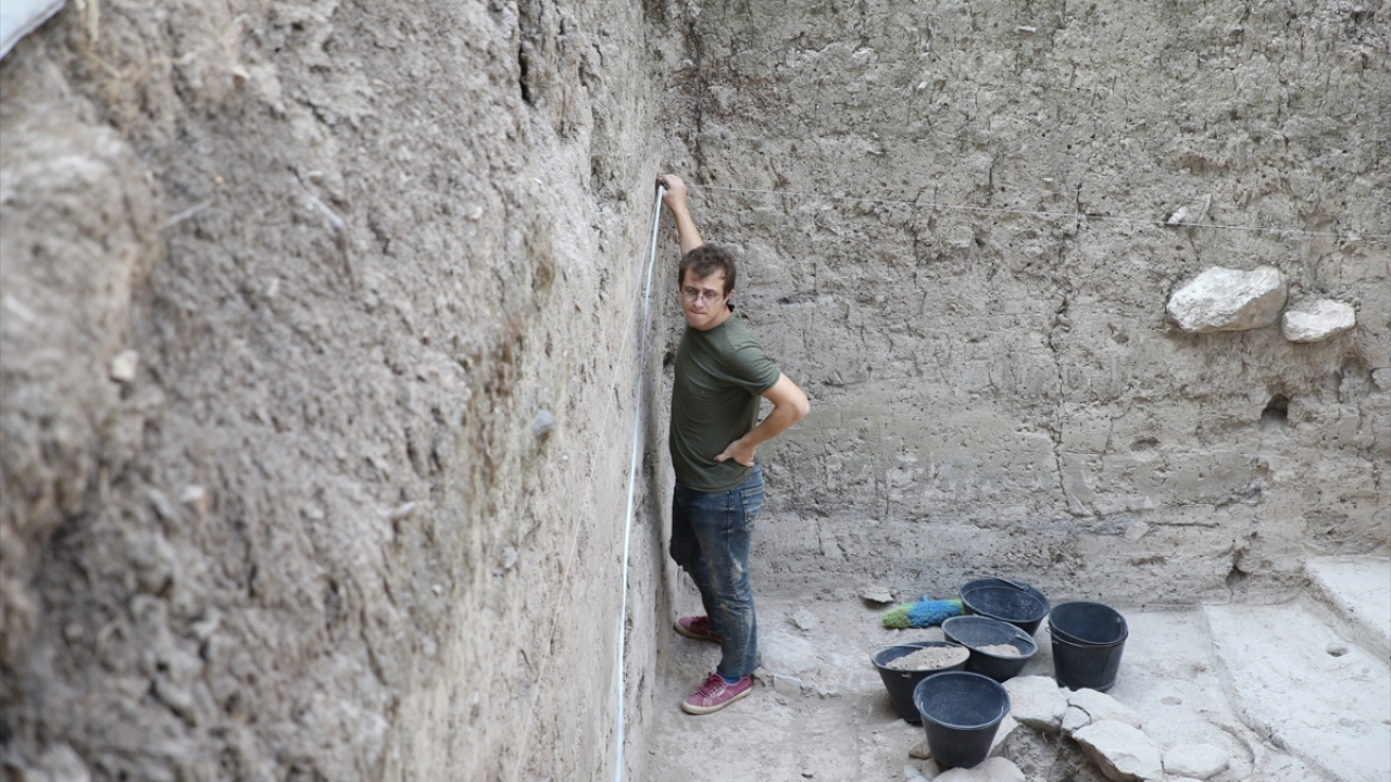 Hatay Mustafa Kemal Üniversitesi Arkeoloji Bölümü Öğretim Üyesi Doç. Dr. Murat Akar başkanlığında 2003 yılından bu yana devam eden Reyhanlı ilçesindeki Aççana Höyük/Antik Alalah Kenti`ndeki kazılar bölgenin tarihine ışık tutuyor.