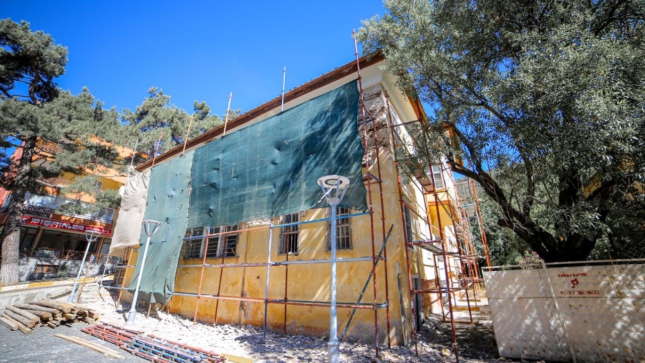 Demirciler Mahallesi`nde tarihi kaynaklara göre Hacı Ömer oğlu Halis Efendi (Göksoy) tarafından 1900`de taş ustalarına yöreye özgü mimariyle yaptırılan 3 katlı konak, 1950`lerin sonunda Ahmet Ragıp Zilalcı`ya satıldı. 