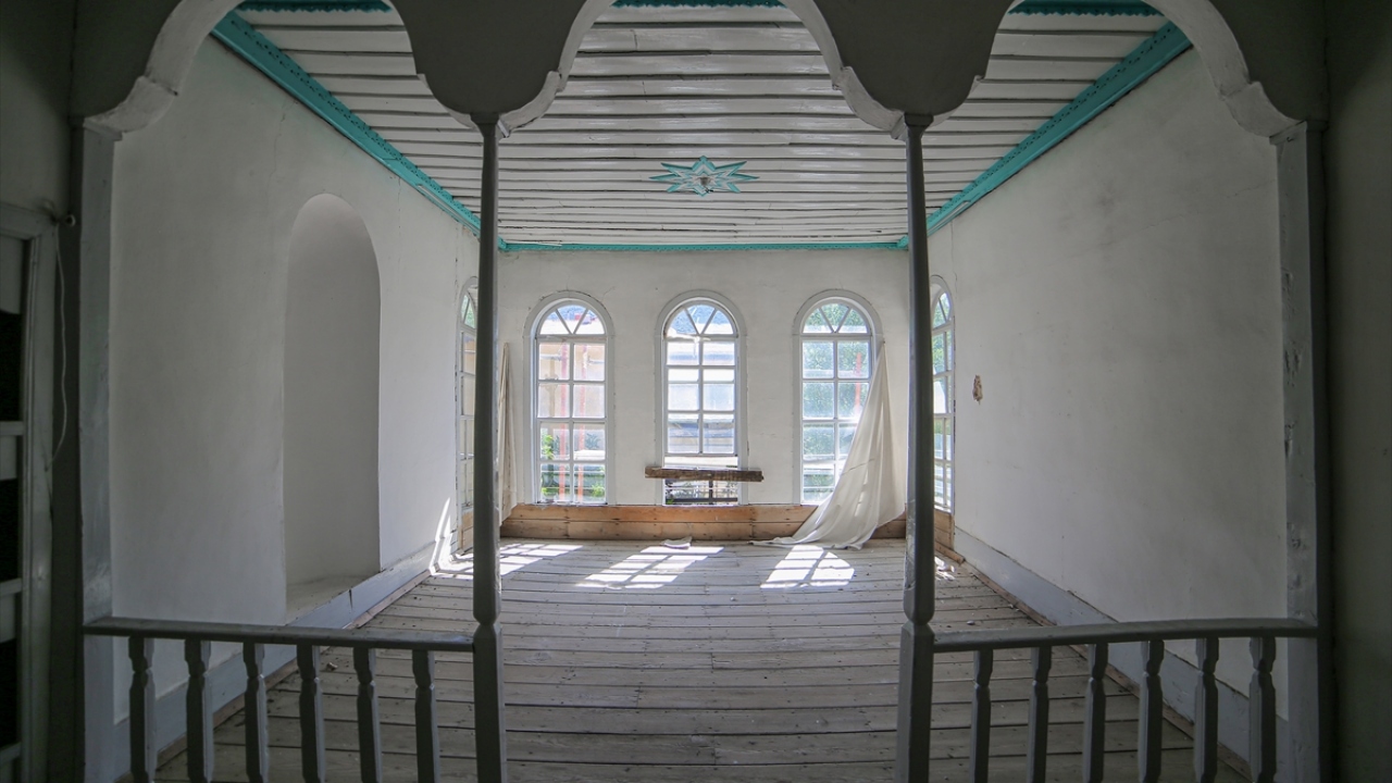 Akseki Belediye Başkanı İbrahim Özkan, yaptığı açıklamada, ilçe merkezindeki konağın, ana giriş yolunda önemli bir noktada yer aldığını söyledi. 