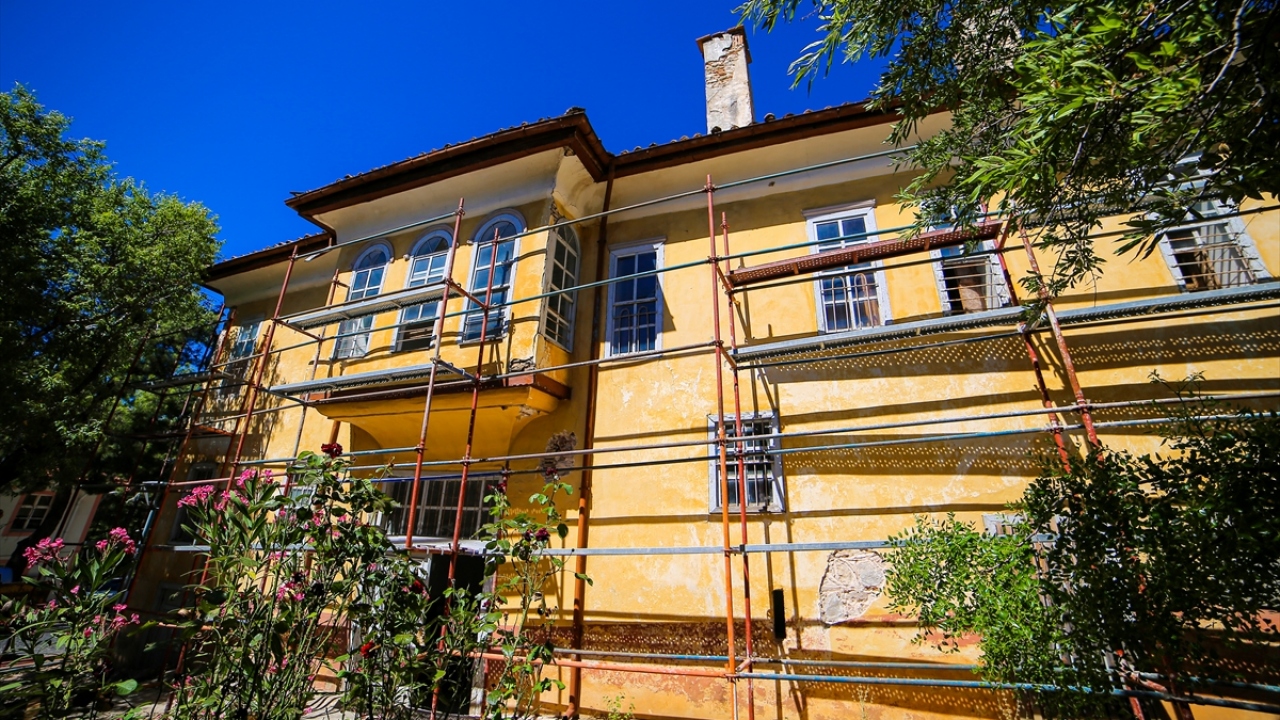 Özkan, ilçedeki "Zilalcı Konağı" gibi kültür varlığı yapıların turizme katkı sağlaması için projelere devam edeceklerini bildirdi.