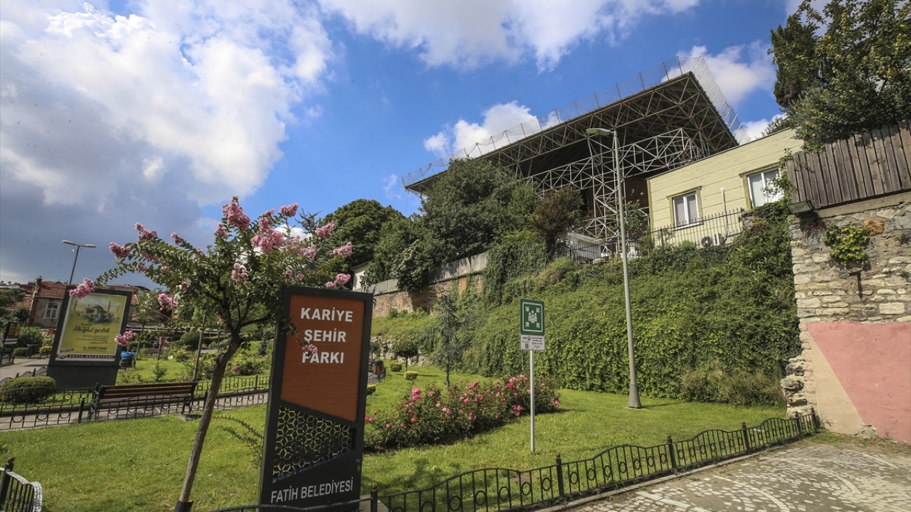 Konuyla ilgili Cumhurbaşkanlığı kararının gerekçesinde, camiyle ilgili daha önce alınan Milli Eğitim Bakanlığı`na tahsis kararının Danıştay tarafından kaldırılması gösterildi.