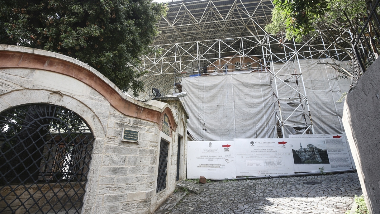 İstanbul`un fethinden sonra bir süre kilise olarak kullanılan Kariye Camii 1511 yılında camiye çevrilmiş, 1945 yılında ise müze ve müze deposu olarak Milli Eğitim Bakanlığı`na tahsis edilmişti.