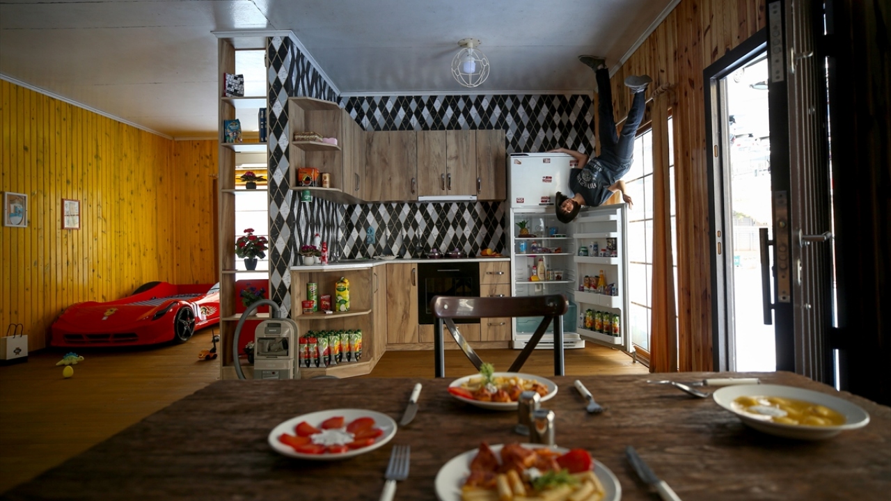 D-100 Karayolu`nda bulunan, iki oda ve bir salondan oluşan Ters Ev`de, yatak odasından mutfağına tüm eşyalar ters duruyor.