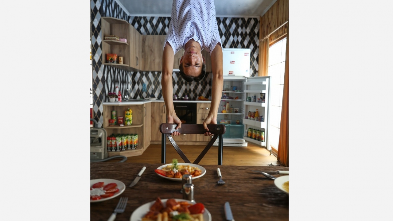 Ters Ev`in ziyaretçileri içeride bol bol fotoğraf çektiriyor. 