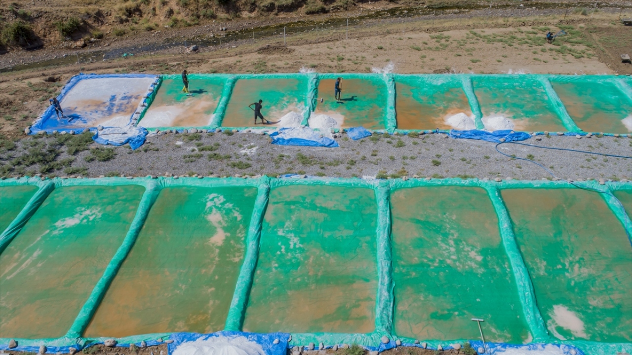 Kozluk kırsalında köylüler, dağlardaki doğal kaynak sularından tuzu, yaz sıcağında uzun uğraşlar sonucu elde ediyor.