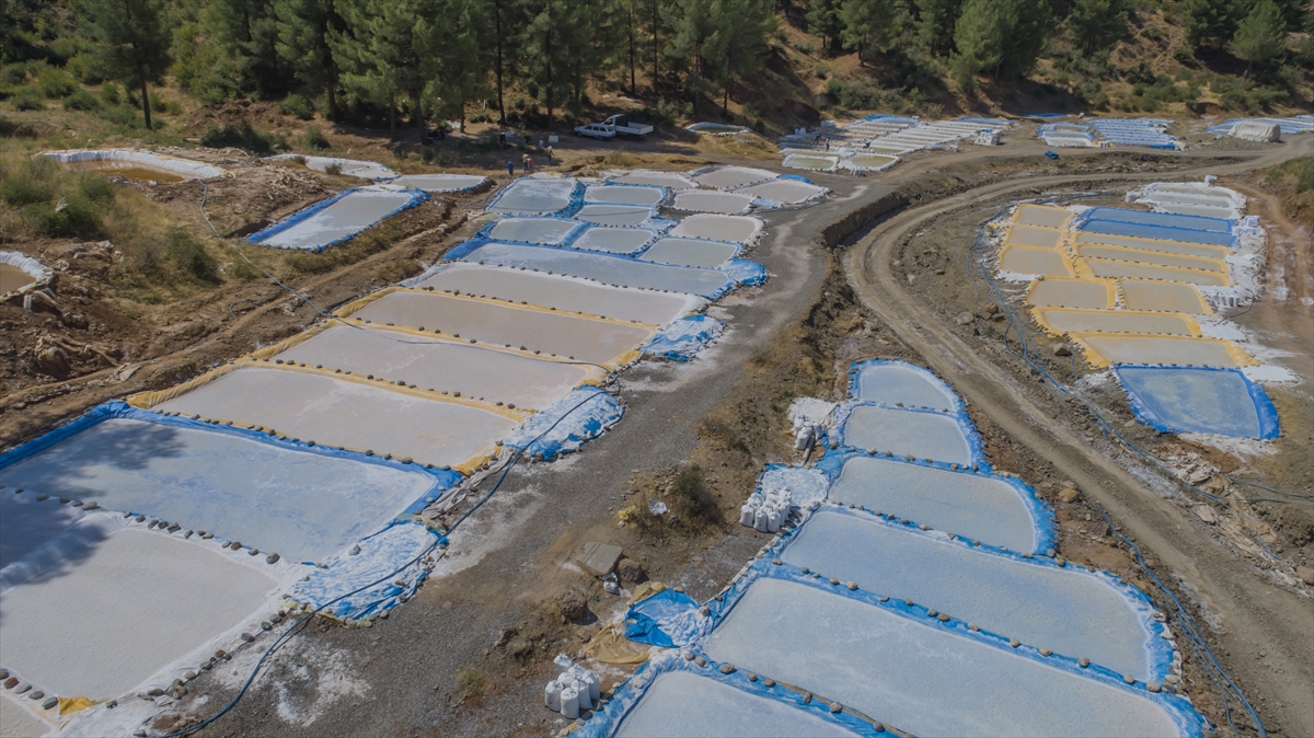 Alındıkları biriktirme havuzlarında suyun buharlaşmasıyla elde edilen kaya tuzu, köylüler tarafından kimi zaman yol kenarında kimi zaman da çevre il ve ilçelere satılıyor.