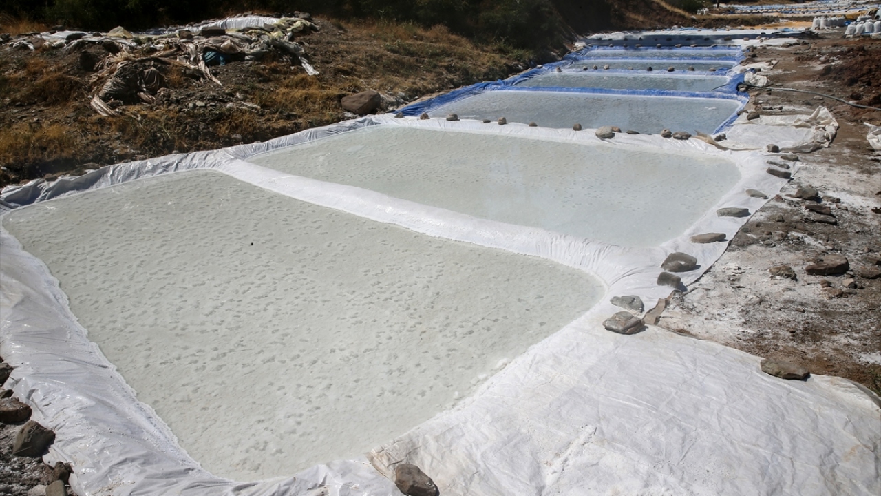 Köylerinde buğday üretimi az olduğundan kimi zaman tuz ile buğdayı takas ettiklerini bildiren Atmeca, daha sonra çevre illere satış yaptıklarını kaydetti.