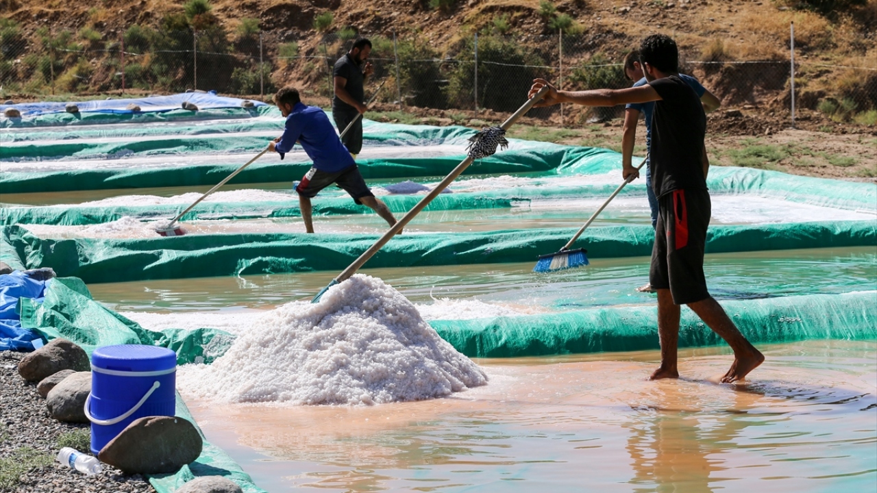 Bazılarının tuzu makinede öğüttüğünü anlatan Atmeca, "Biz öğütmüyoruz çünkü halk kaya tuzunu bu şekilde tercih ediyor." diye konuştu.
