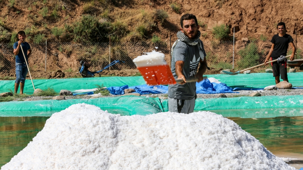 Önceki yıllarda tuzun az çıkması nedeniyle bölgeden başka illere mevsimlik işçilerin gittiğini belirten Yüksel, üretim arttığı için artık vatandaşların kendi köylerinde kaldığını bildirdi.