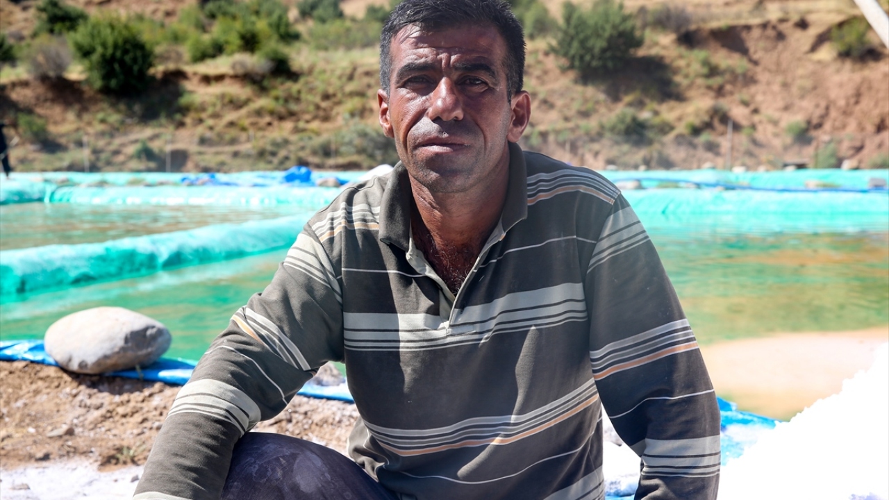 Derince köyünde tuz üretimi yapan Vahdettin Yüksel, dedelerinden kalan mesleği devam ettirdiklerini söyledi.