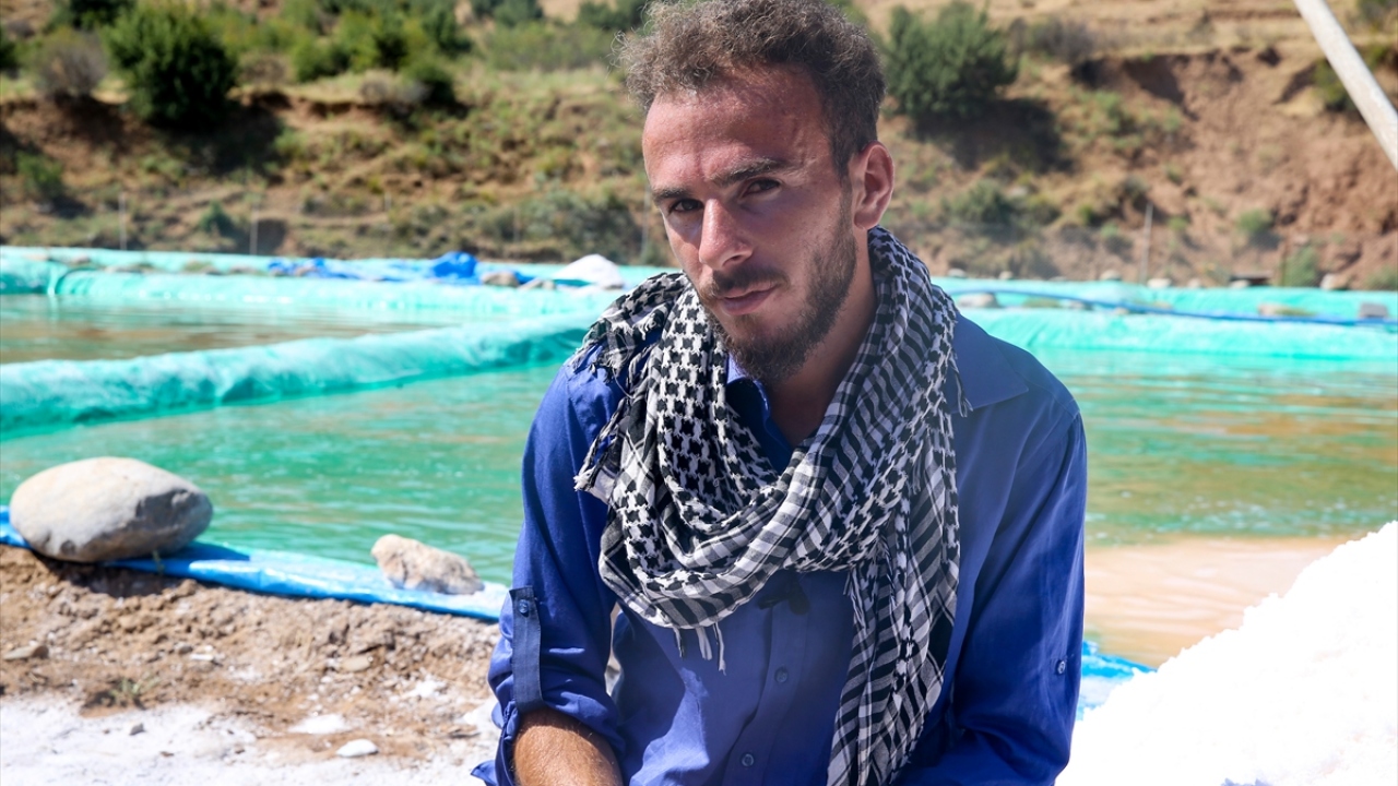 Emrah Atmeca da köylülerin birbirine yardım ederek tuz üretimi yaptığını, bahar aylarında yoğun çalıştıklarını dile getirdi.