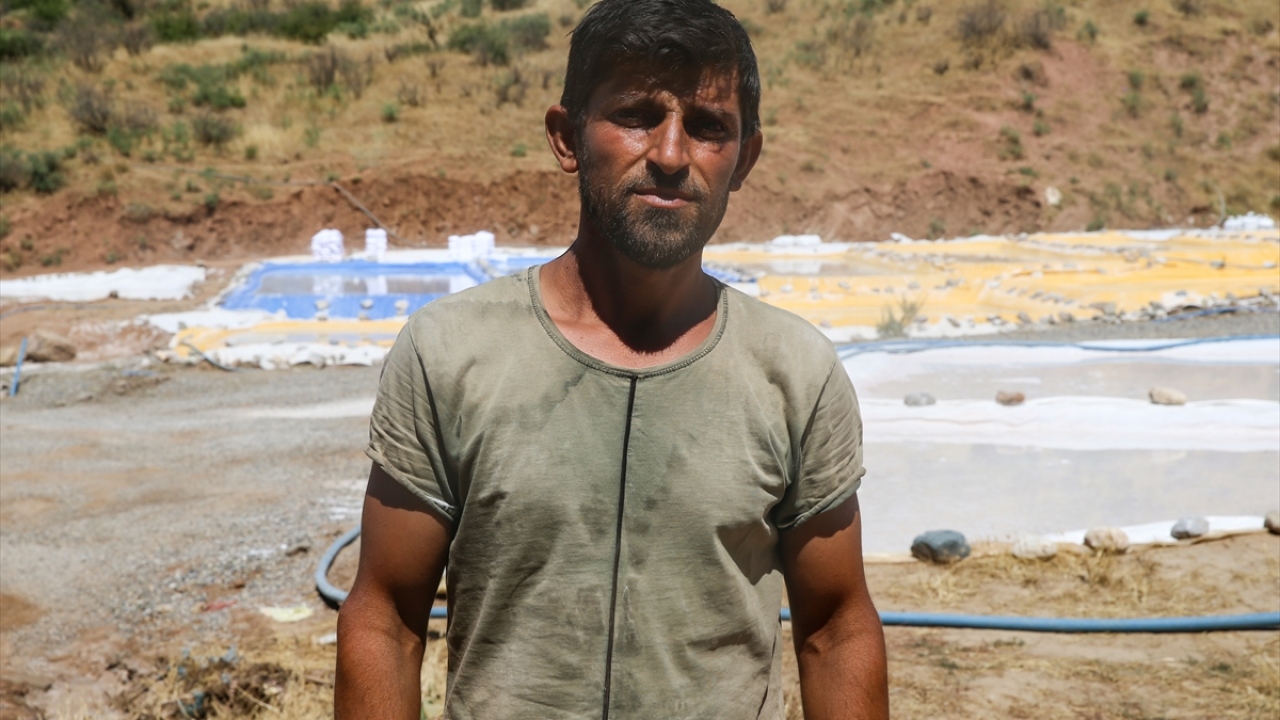 Üreticilerden Nihat Yüksel de bu topraklarda asırlardır tuz üretimi yapıldığını, kendilerinin de bu geleneği devam ettirdiğini söyledi. 