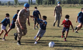 Komutan kaleye geçti, çocuklar komandolarla maç yaptı