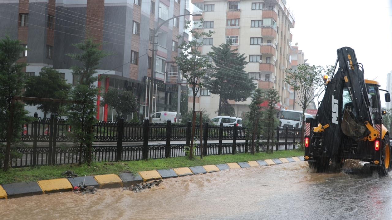 Karadeniz Sahil Yolu`nun bazı kesimlerinde biriken su nedeniyle ulaşımda aksama yaşandı. 
