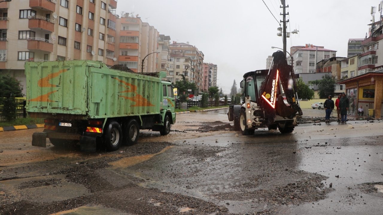 Ortahisar ilçesine bağlı Aydınlıkevler Mahallesi`ndeki yolun bir bölümünde çökme meydana geldi, rögarlar taştı.
