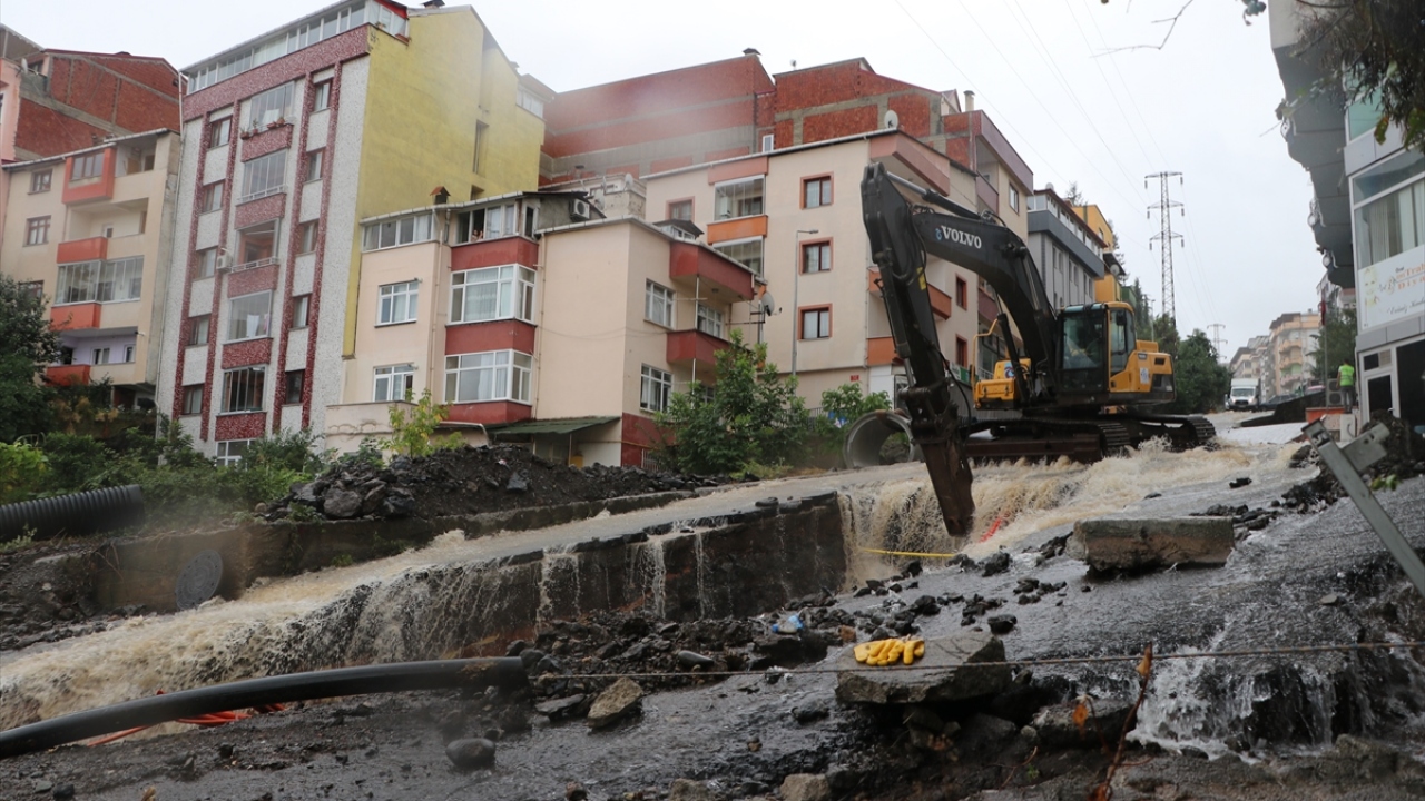 Büyükşehir Belediyesi Trabzon İçme Suyu ve Kanalizasyon İdaresi ekipleri, sorun yaşanan bölgelere müdahalede bulundu.