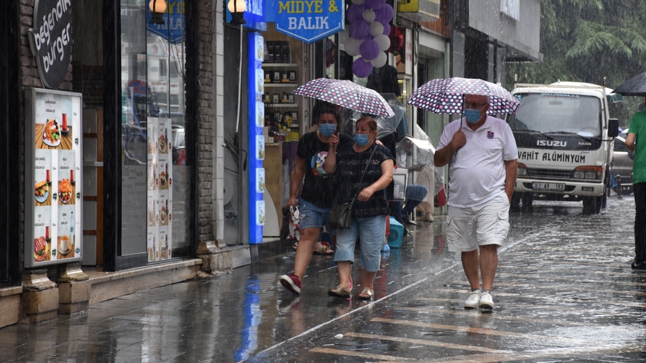 Öğle saatlerinde başlayan sağanağa kent sakinleri hazırlıksız yakalandı.