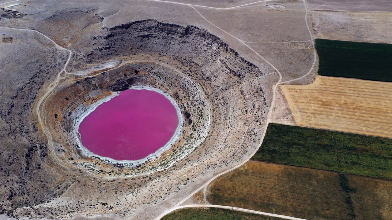 Bölgede yüzeyi "en geniş" olan obruklardan olan Meyil Obruk Gölü`ne ilişkin bilgi veren Konya Teknik Üniversitesi Jeoloji Mühendisliği Öğretim Üyesi Prof. Dr. Yaşar Eren, obrukta az rastlanan bir doğa olayının yaşandığını söyledi.