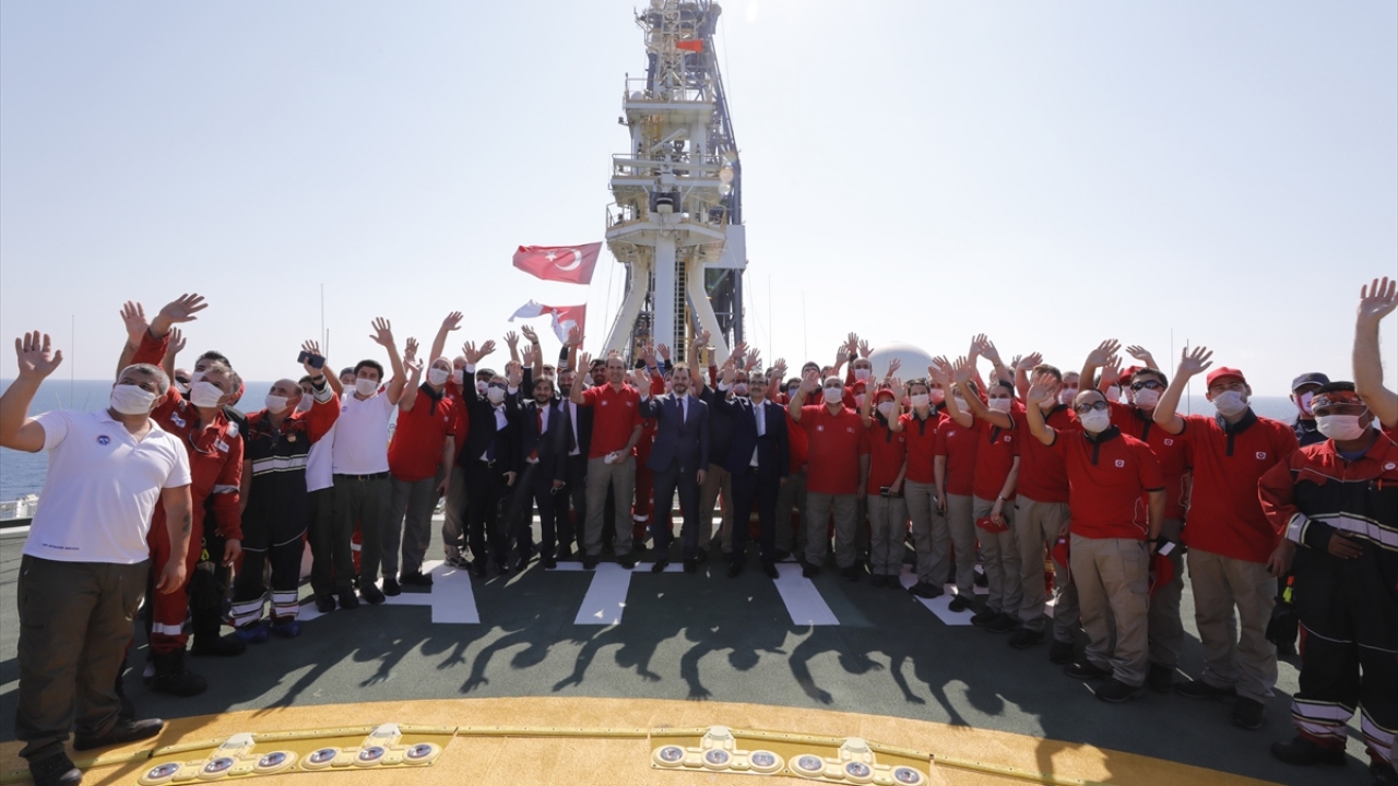 Hazine ve Maliye Bakanı Berat Albayrak ile Enerji ve Tabii Kaynaklar Bakanı Fatih Dönmez, konuya ilişkin Fatih Sondaj Gemisinde açıklamalarda bulundu.