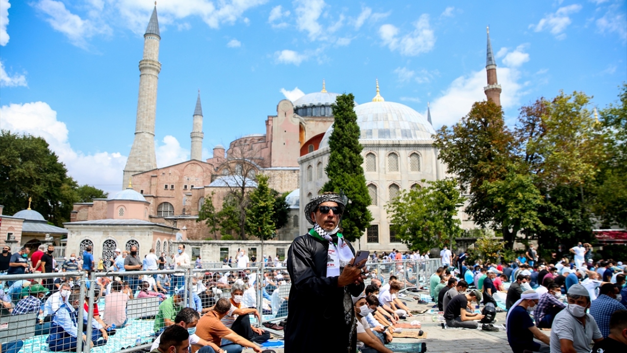 Ayasofya-i Kebir Cami-i Şerifi`nde kılınan beşinci cuma namazı vatandaşların yoğun katılımıyla eda edildi.