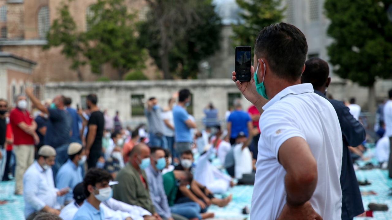 İbadete açıldığı 24 Temmuz`dan beri vatandaşların büyük ilgi gösterdiği Ayasofya-i Kebir Cami-i Şerifi`nde bugün kılınan cuma namazında da geniş katılım oldu. 