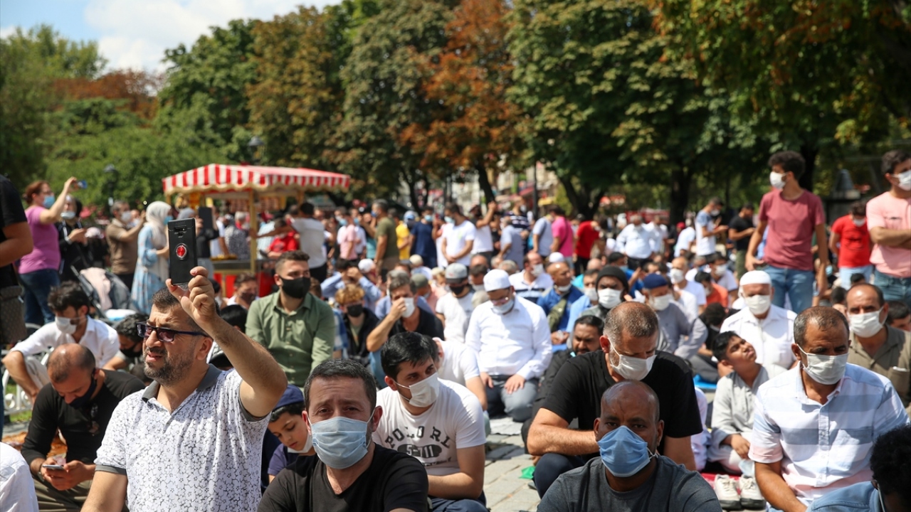 Cami içinin dolmasının ardından cemaatin bir kısmı, Ayasofya Meydanında belirlenen alanlarda sosyal mesafeyi gözeterek saf tuttu. 