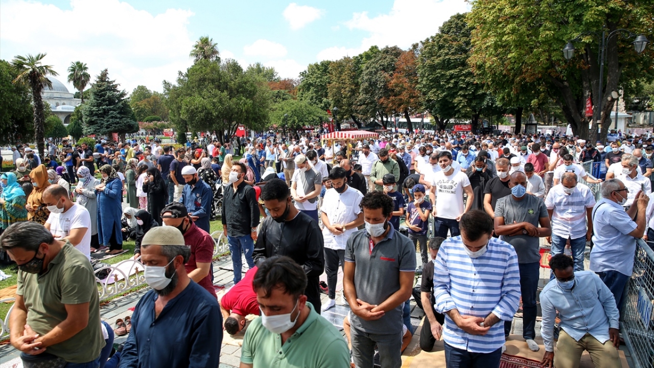 Namazın ardından Ayasofya-i Kebir Camii`ni görmek isteğiyle meydandan ayrılmayan yerli ve yabancı ziyaretçiler, kontrollü şekilde camiye alındı.