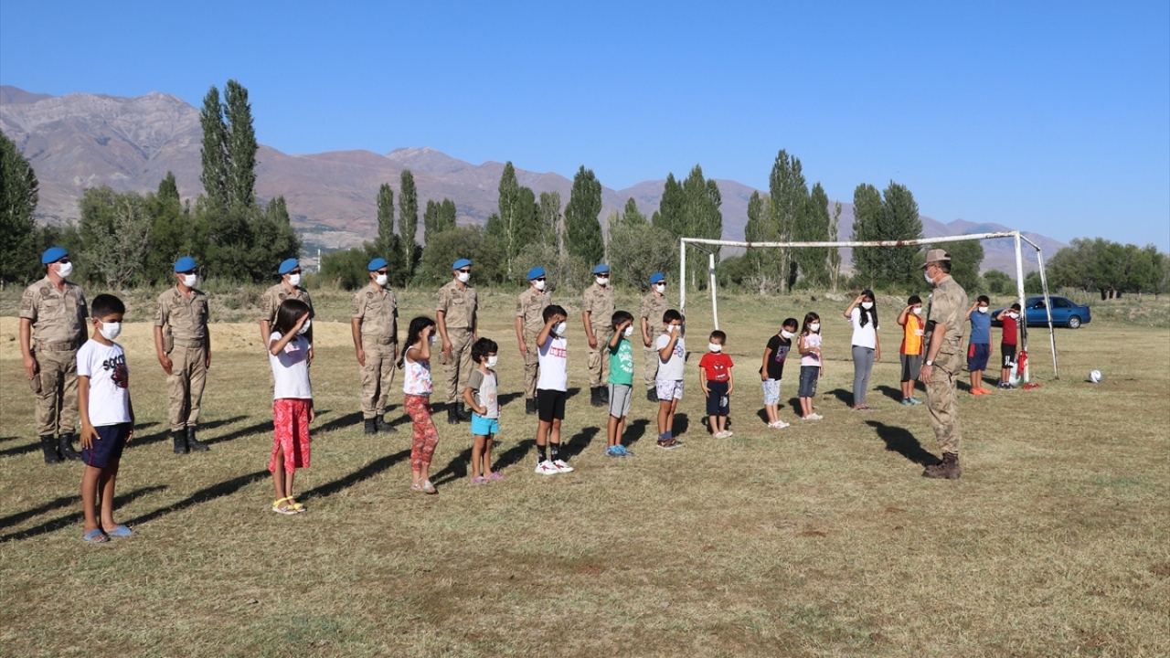 İl Jandarma Komutanlığına bağlı ekipler kent merkezine 13 kilometre uzaklıktaki Karadiğin köyünde devriye görevini yaparken, köyün girişinde futbol oynayan çocuklar asker ağabeylerinden forma, spor ayakkabı ve futbol topu istedi. 