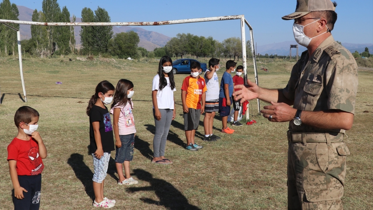 Çocukların bu istekleri İl Jandarma Komutanı Jandarma Kıdemli Albay Halil Altıntaş`a iletildi.