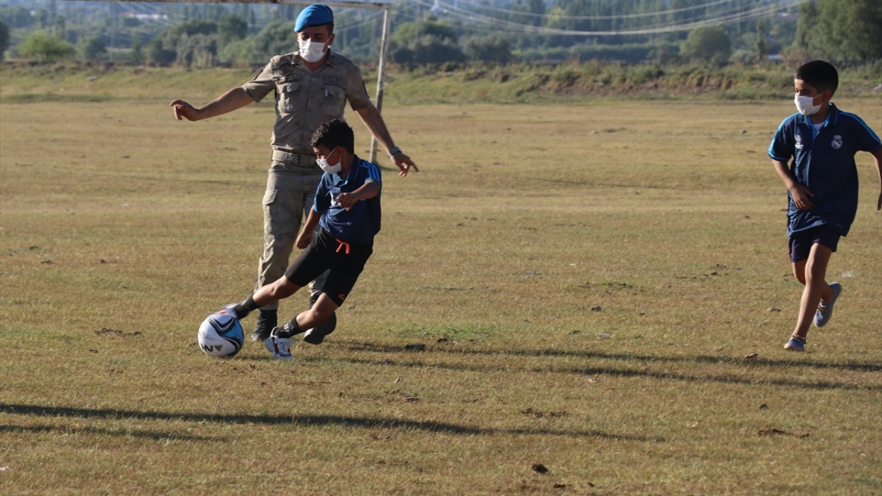 Söz konusu ihtiyaçların tamamlanmasının ardından Albay Altıntaş, kentteki komando timi ile köye gidip çocuklara aldıkları hediyeleri armağan etti ve askerlerin çocuklar ile maç yapması kararlaştırıldı.