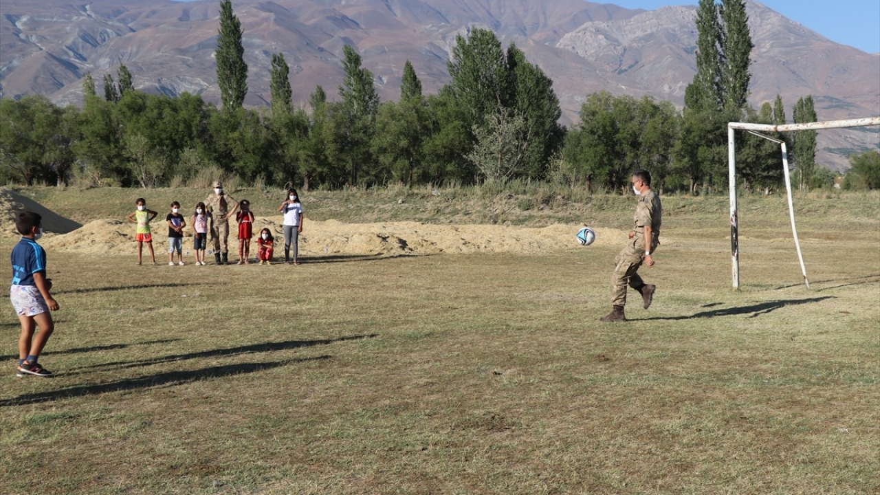 Çocuklara komando timi ile yapacağı maç öncesi bir görevli tarafından ısınma hareketleri yaptırıldı. Daha sonra Albay Altıntaş, kaleye geçti, jandarma komando timi de çocuklarla kıran kırana futbol oynadı.