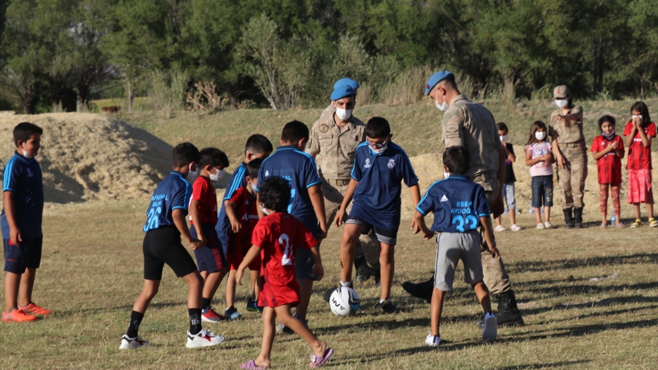 Çocukların oldukça mutlu olduğu maçta eğlenceli anlar yaşanıp renkli görüntüler oluştu.