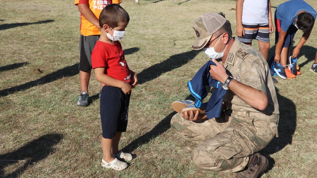 Çocuklarla sohbet eden Albay Altıntaş, bir süre önce bazı isteklerinin olduğunu ve kendilerine bunları getirdiklerini ifade ederek sözlerini şöyle sürdürdü: