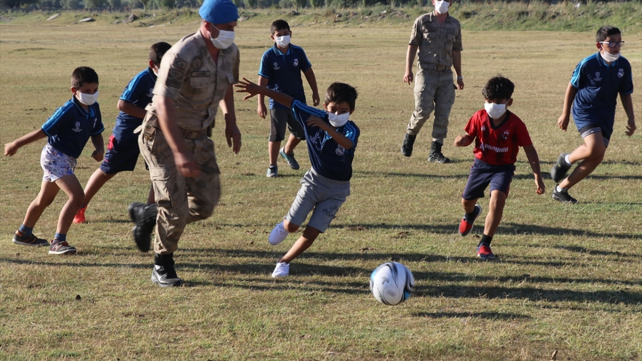 Mehmetçik`in sürprizi hem çocukları hem vatandaşları mutlu etti