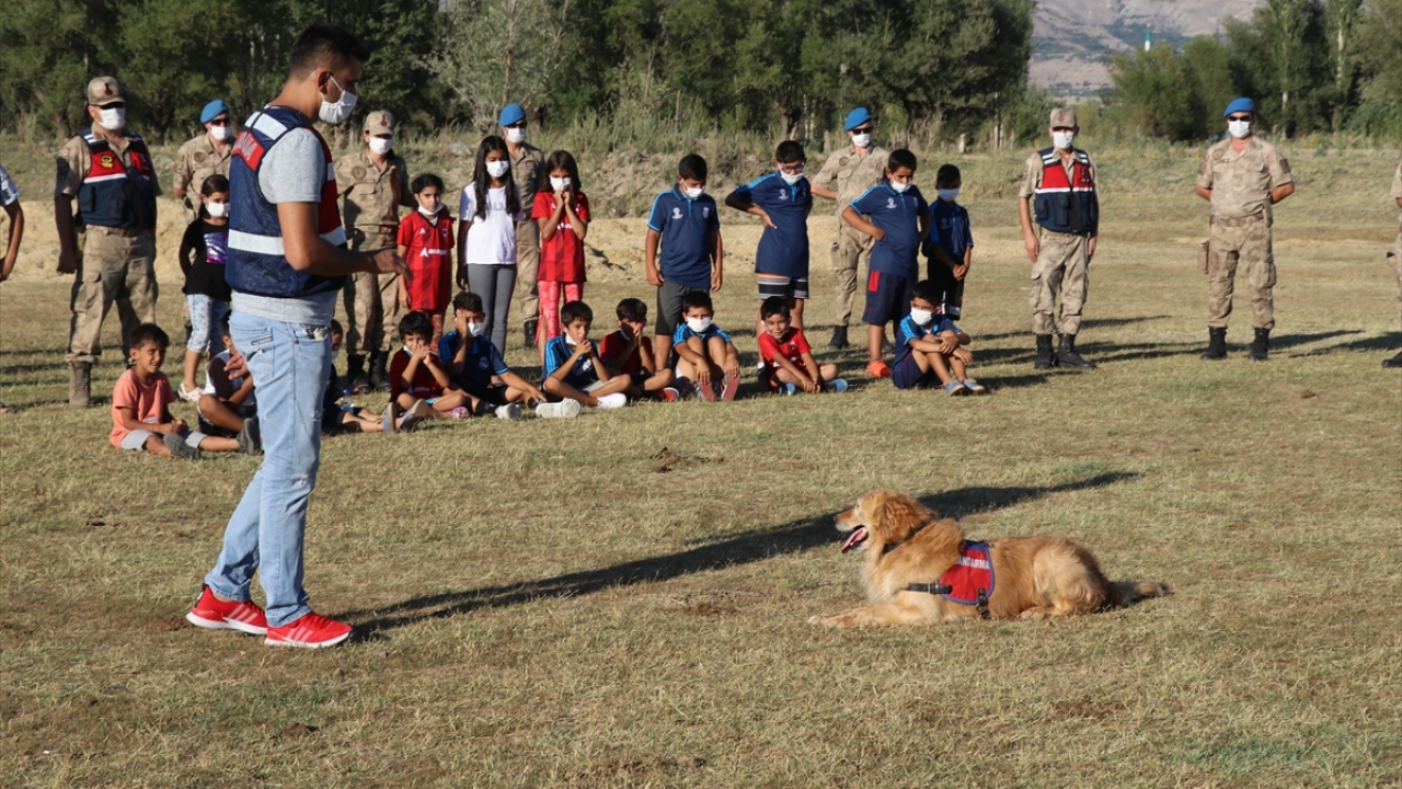 Ardından İl Jandarma Komutanlığı bünyesindeki arama kurtarma köpeği `Bulut` çocuklara gösteri yaptı. Gösteri sonrası çocuklar arama kurtarma köpeğini uzun süre severek ilgi gösterdi. 