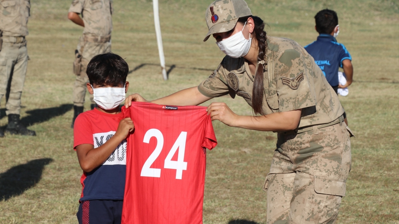 Ali Kemal Bilen ise "Bizim forma ve ayakkabıya ihtiyacımız vardı. Jandarma ağabeylerimiz bize sürpriz yaptı, ayakkabı forma getirdiler. Komandolarla maç yaptık, çok mutluyum." dedi.   