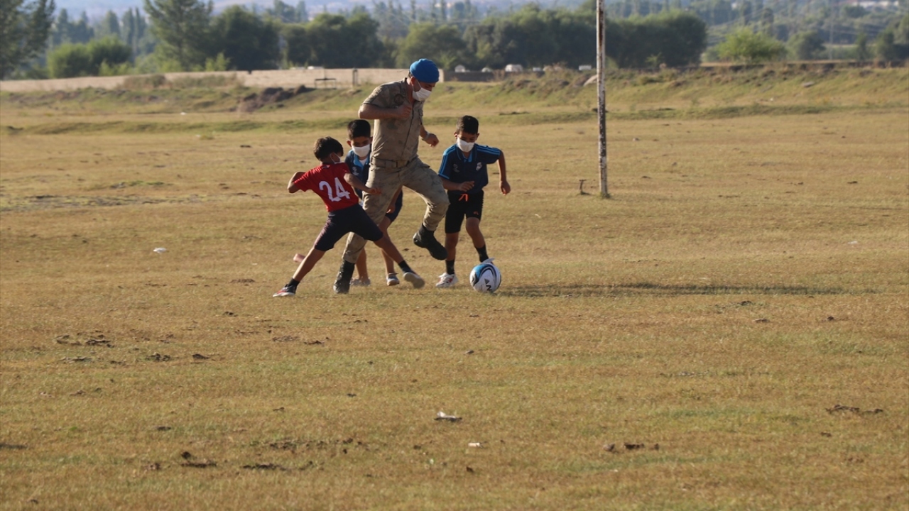 Albay Altıntaş ve askerlerin çocuklara hediyeler verip futbol oynaması hem çocukların hem de ailelerinin takdirini topladı.