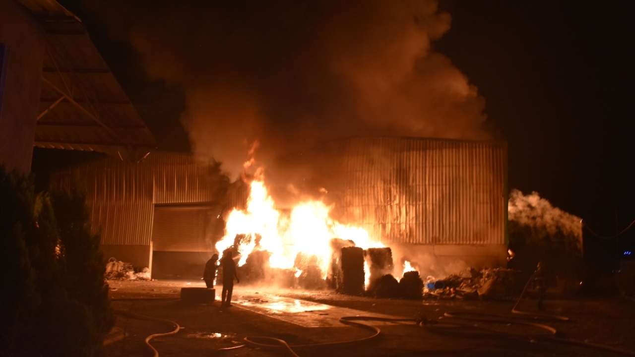 Merkez Seyhan ilçesi Yenidam Mahallesi`ndeki bir geri dönüşüm fabrikasında henüz belirlenemeyen nedenle yangın çıktı.
