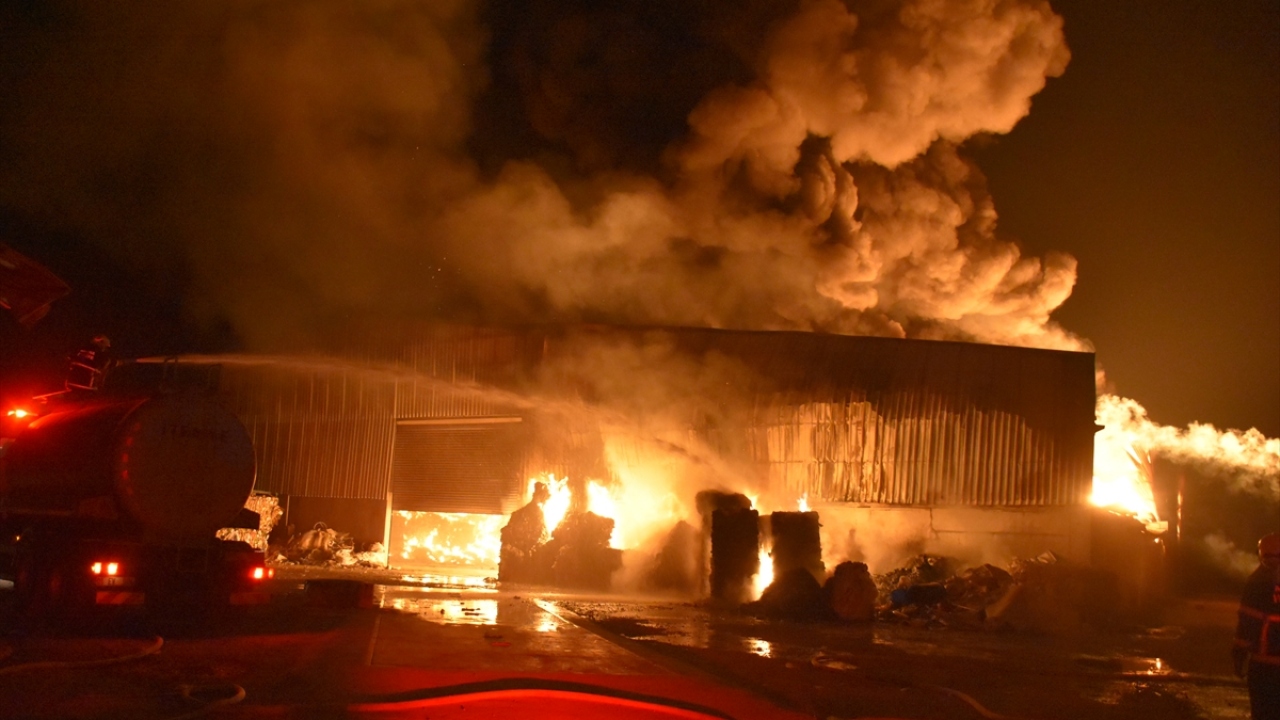 İhbar üzerine bölgeye çok sayıda itfaiye ve polis ekibi sevk edildi.