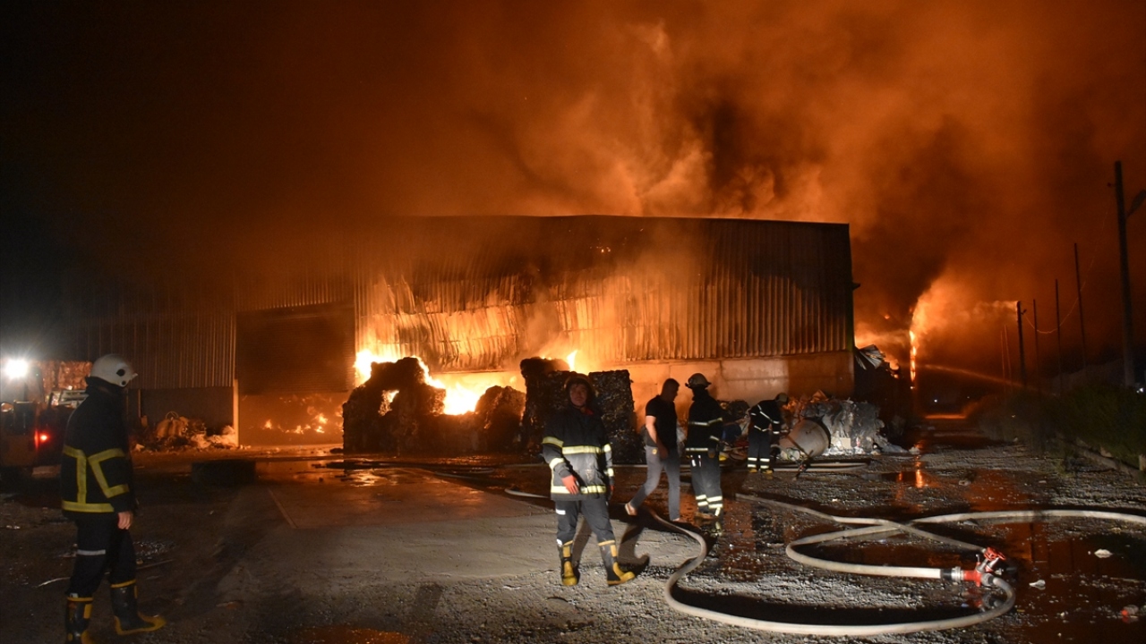Kısa sürede tüm fabrikayı saran alevlere, itfaiye ekiplerince müdahale edildi.